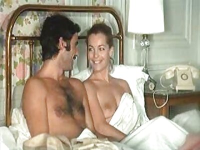 Auf der couch gab Masseuse in reife damen porn die lüsterne Muschi