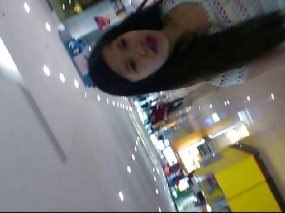 In einem öffentlichen Badezimmer küsste schön reife frauenporno ein Mann