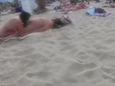 Ein Mann mit einem großen Glied küsst und ejakuliert auf die geile ältere damen Zunge