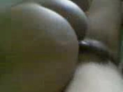 Auf dem Liegestuhl neckt Mädchen reife frauen sex gratis gestreiftes Babyspielzeug