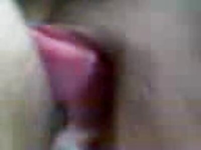 Freches Mädchen, das Spaß mit verschiedenen reife xxx Sexspielzeugen hat