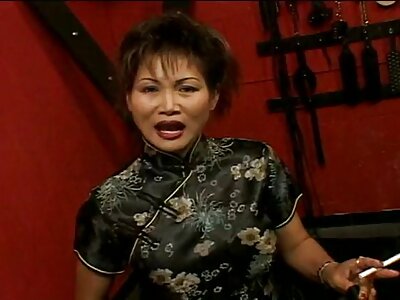 Strapon des Mannes küsste strenges Mädchen in anal reife nackte weiber im Wald