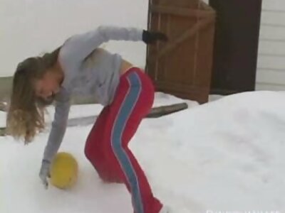 Eine hübsche reife frauen pornofilme Blondine in einem Taxi küssen