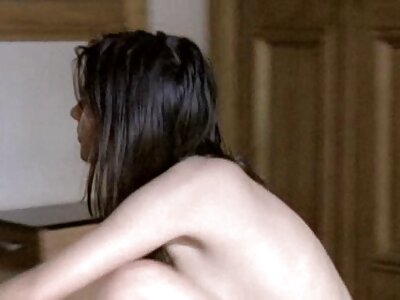 Aufgeregte Lesben ficken sich gegenseitig auf dem Bett im Schlafzimmer in den reife geile alte Arsch