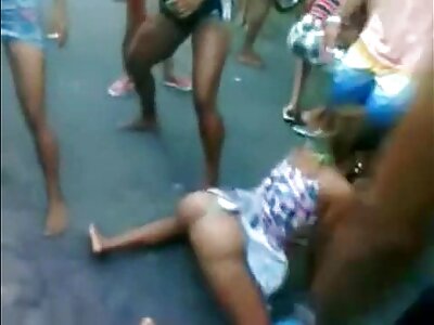 Der geile reife nackte frauen Gigolo schob seinen Schwanz tiefer in das Kätzchen, so dass die Schönheit stöhnte