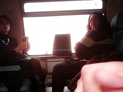 Kurzhaarige Brünette drückt mit den Händen ein deutsche reife sex haariges Loch