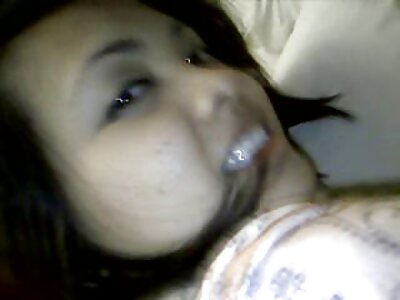 , Masturbiert mit den Fingern ihrer Muschi und reife mutter porn dehnt sie obszön