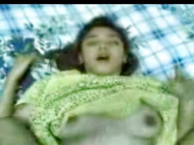 Stöhnendes Teen fingert ihre reife frauen sex Muschi vor der Hauskamera