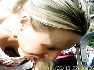 Mann fickt seine Frau mit einem Kuss zwischen die Titten und sex reife frauen den Schwanz