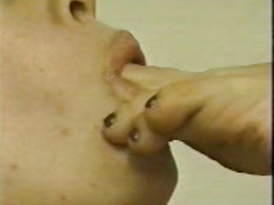 Eine schöne junge Frau lockerte ihren Arsch für einen Penis reife weiber oma