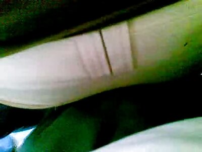 Küsse von Hure und Sportler auf der Landstraße in der Nähe des reife frau gratis Autos