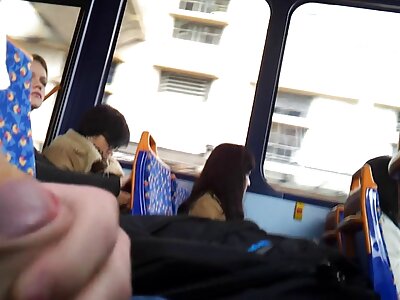 Er küsste ein schönes Mädchen reife frauen am fkk strand auf der Straße.