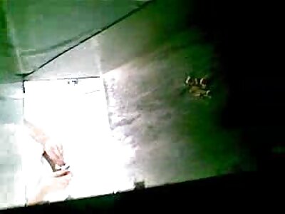 Schöne junge Frau wird nackte alte frauen videos in der Mütze gestreichelt