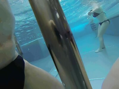 Ein Typ befriedigt die Freundin seiner reife frauen xxx Freundin, die von einer Sache verdreht ist, und sie