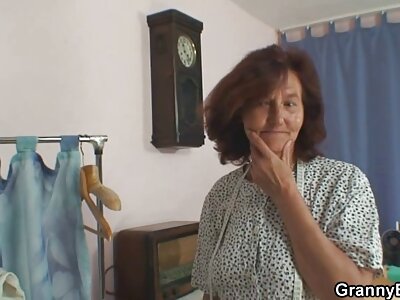 Schöne milf genießt die reife frauen nacktbilder geschickten Handlungen eines leidenschaftlichen Liebhabers