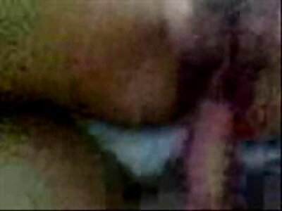 Auf dem Bett reife frauenärsche sitzend vollbusiges babe fingert sich