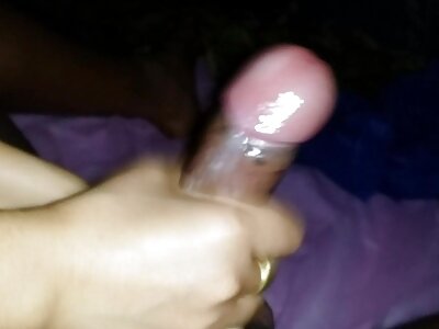 Dunkelhaariger Kerl hebt seine Beine und masturbiert seinen schönen Schlitz sexfilme mit frauen ab 40