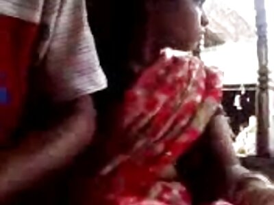 Eine Frau in einem reife frauen porno kostenlos Whirlpool in einem Whirlpool