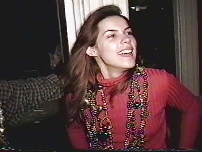 Süße Hausfrau reife frauen ab 50 porno masturbiert ihre Muschi mit Wasser in der Küche