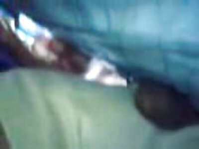 Zuhause auf dem Sofa masturbieren die Mädchen ihre Hüte mit sex mit alten deutschen frauen den Händen