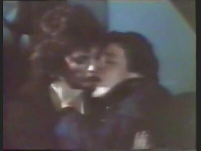 Sehr warmes Mädchen ü50 pornos küsst schlafendes Kätzchen