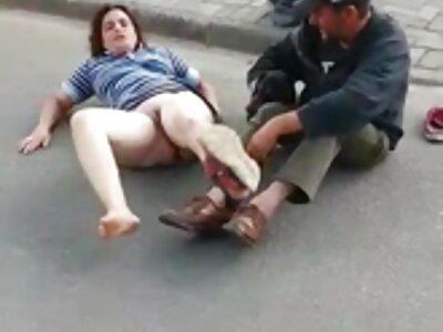 Kuss-Kuss-Liebhaber sex reife frauen fickt Brünette zwischen die Pobacken und tritt auf den Arsch