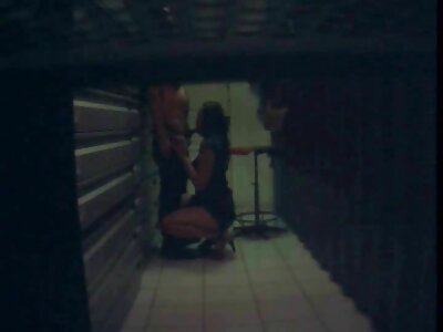 Geiles Mädchen masturbiert Ihre Muschi an kostenlose sexfilme mit reifen frauen einem verlassenen Ort