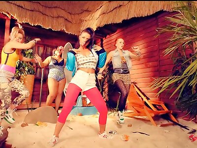 Süße kleine Dame sitzt auf einem aufgeregten free porno reife Cowboy-Penis