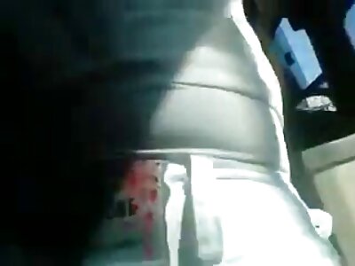 Nackte Färse mit rasiertem sex mit einer reifen frau Kopf posiert vor der Kamera