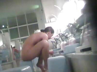 Sie versucht vor reifen porn der Kamera ihr Höschen anzuziehen