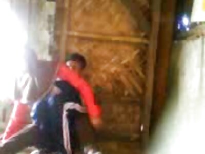 Kerl im reife xxx entzückenden Kinderwagen küsste einen Fremden im park