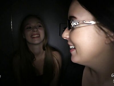 Ein Kuss auf den Arsch nackte alte frauen videos in einer eleganten Playboy-Kabine drei und vier