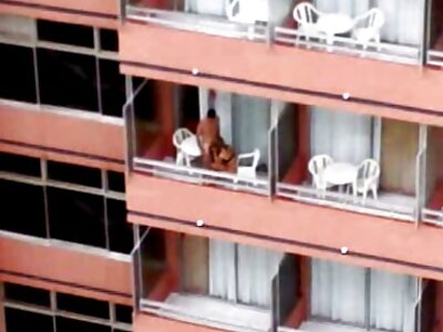 Schüchternes leckeres Mädchen pornofilme von reifen frauen mit Brille, das Krampf aufsteht