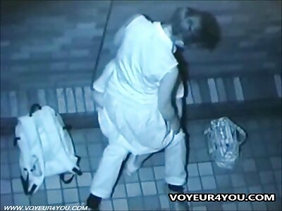 der Junge hat das Huhn direkt reife frauen beim sex auf seiner scharfen Zunge fertig gemacht