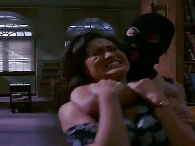 Oma sexfilme ab 50 liegt auf der Seite und masturbiert ihre eingeölte Muschi