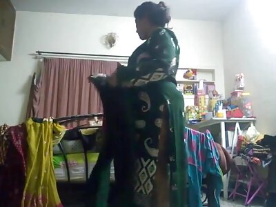 Der Mann küsste die junge Frau perfekt auf die reife frauen beim blasen Muschi