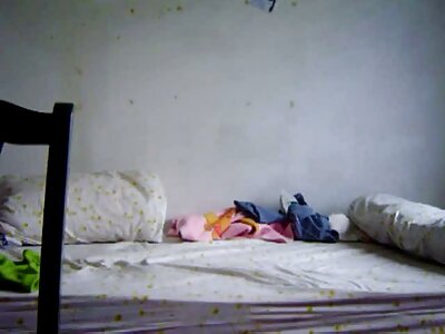 Süßes Mädchen fickt geile reife titten mit einem Kuss.