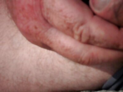 Das Mädchen ist mit den Händen perfekt in reife sexy frauen den Männerschwanz eingewickelt