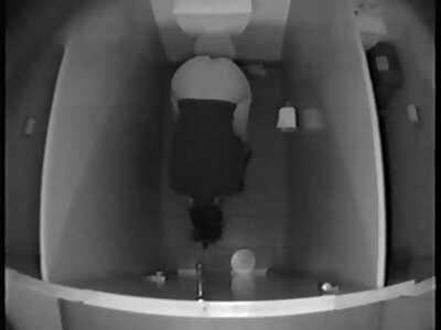 Köstliche Frau streichelt ihre langgestreckte Muschi, um sich sex mit reifer nachbarin sexuell zu entspannen