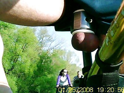 Die Kuratorin schaut ängstlich zu, als sich ein junges Paar ü50 pornos küsst