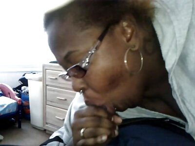 Strenge Herrin masturbiert einen Mann in reife frau nude einem Käfig mit einem aufrechten Glied