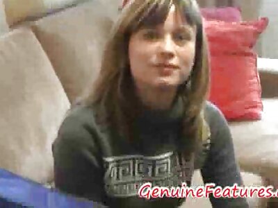 Ein Fremder steckt seinen Schwanz mit einem Kondom in reife swinger sex eine Katze