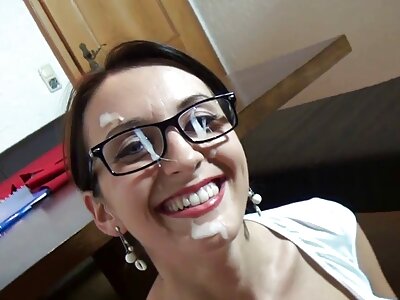 Schöne Blondine reife frauen sex filme probiert neues Sexspielzeug aus