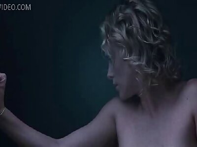 Aufgeregte geile weiber ab 50 Frau fährt mit dem Mund über wackeligen, lüsternen Kerl