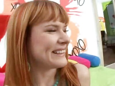 Heißes Mädchen spreizt Ihre Beine und masturbiert pornos mit frauen über 50