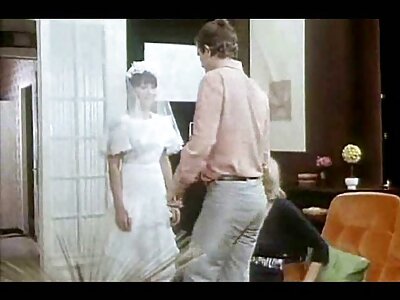 Nackter sex mit reifen frauen hd Mann küsst seine Frau.