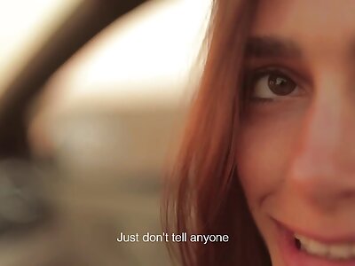 Lockiges Mädchen ist in die gruppensex mit reifen frauen Muschi eines krebskranken Kerls geraten