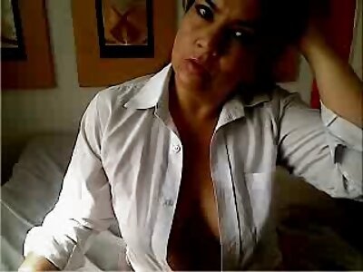 Kerl in roten shorts raucht Kerl reife frauen porno kostenlos schläft in der Muschi