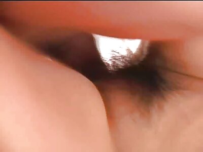 Frau mit schönem sexmitreifenfrauen Arsch sitzt auf Schwanz und fickt